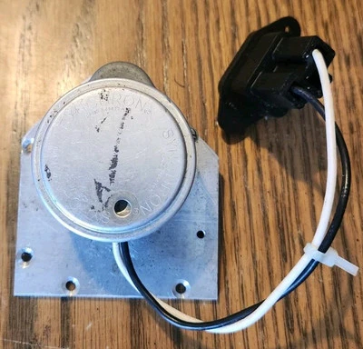 Vintage Synchron Model 645 Electric Motor, 110V 60CY 6W, 200 RPM, GA12PC - Image 1 of 4