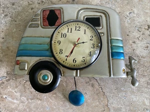 Pendel-Wanduhr aus verzinktem Metall in Form eines Vintage Camper 12" x 10" Zoll - Bild 1 von 10