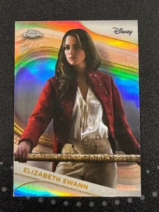 2025 Topps Chrome Disney #4 Elizabeth Swann rifrattore - Foto 1 di 1