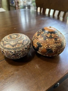 2 Vintage ręcznie rzeźbione peruwiańskie pudełko na drobiki Gourd & Gourd z pokrywką sztuka ludowa plemienna - Zdjęcie 1 z 17
