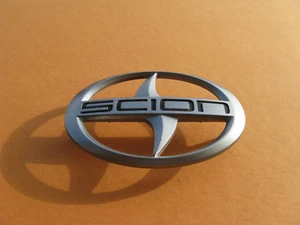 04 05 SCION XA PARRILLA DELANTERA EMBLEMA LOGOTIPO INSIGNIA SIGNO SÍMBOLO 75311-52090 OEM A45778 - Imagen 1 de 4