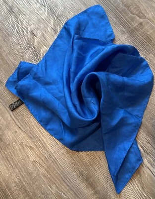 "Bufanda de bolsillo enrollada a mano cuadrada 100 % seda satinada azul liso de colección años 90 16""" Foto 1 de 4