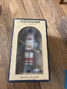 Vintage 2000 Nussknacker Dorf Holz Hockeyspieler Handarbeit Weihnachten - 10 Zoll - Bild 1 von 4