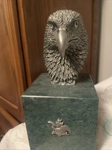 Deko Adlerkopf Skulptur auf Marmorsockel Busch Gärten - Bild 1 von 2