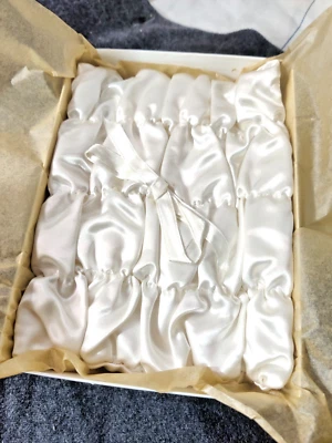 Almohada portadora de anillo de boda de satén blanco roto de colección de los años 50 - acanalada/reunida en caja Foto 1 de 4