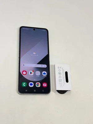 Samsung Galaxy Z Flip6 (SM-F741W) - 512GB Unlocked Silver - Open Box w/Warranty - Image 1 of 4