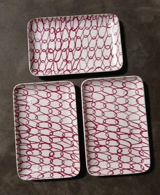 Juego de 3 platos de aperitivo de caja y barril rojo y blanco retirado: raro Foto 1 de 4