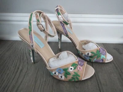 Womens Betsey Johnson SB-Dylan Embellished Applique Flower Heel Shoes sz 7.5 NIB - Image 1 of 4