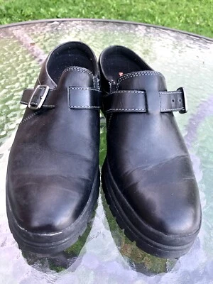 Zuecos sin cordones Merrell Encore para mujer 9,5 Kassie con hebilla mula agarre selecto negros Foto 1 de 4