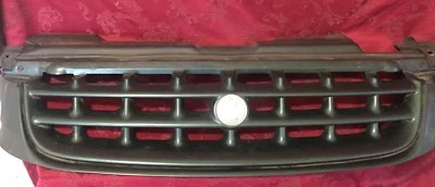 Parrilla delantera Plymouth Voyager 1999-2000 usada OEM P/N #04676516 verde/negro Foto 1 de 4