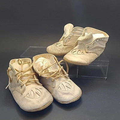 Zapatos de bebé bebé vintage unisex de cuero blanco antiguo 2 pr 4" de largo algunos daños Foto 1 de 4