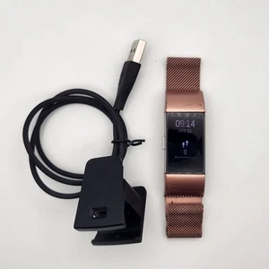 Fitbit Charge 2 con banda magnética de malla metálica rosa y cargador - Imagen 1 de 5