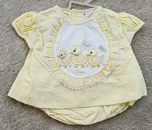 Vintage neu aus altem Lagerbestand Baby Kleid gelb Enten Rüschen BLÜTER Babyparty Dekor - Bild 1 von 4