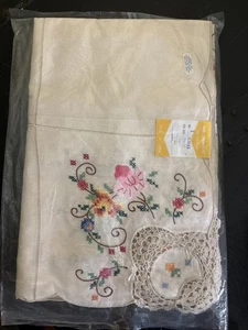 Vintage Neu in Verpackung LT BEIGE Baumwolle Tischdecke & 6 Servietten Blumen Stickerei 54”x72” - Bild 1 von 6
