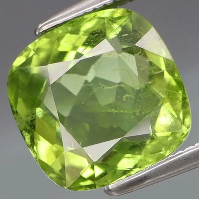 ¡Color encantador de 4,06 quilates! Piedra preciosa suelta de peridoto verde natural brillante brillante Foto 1 de 4
