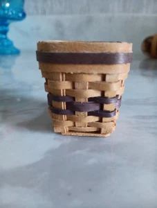 Handcrafted Dollhouse Miniature Basket 1999 1.5" H x 1.25 W - Picture 1 of 4