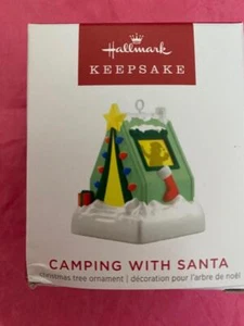 Hallmark Andenken Ornament 2022 Miniatur Camping mit Weihnachtsmann Zelt Magic Light - Bild 1 von 1
