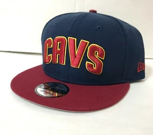 New Era CLEVELAND CAVALIERS GORRA SNAPBACK Azul Marino Rojo CAVS SPELLOUT hombres/mujeres - Imagen 1 de 7