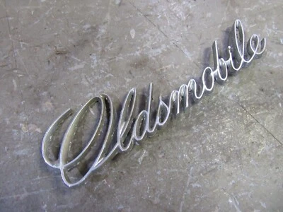 1979 年 Oldsmobile Cutlass 外部徽章脚本装饰成型件 — 第 1/2 张图片