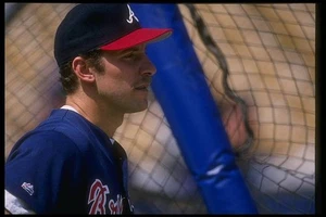Pitcher John Smoltz Atlanta Braves looks on at a game v the Los An- Old Photo - Picture 1 of 1