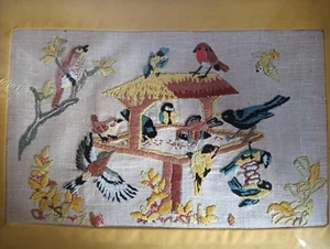 Escena de pájaro bordado a mano vintage enmarcado - Imagen 1 de 4