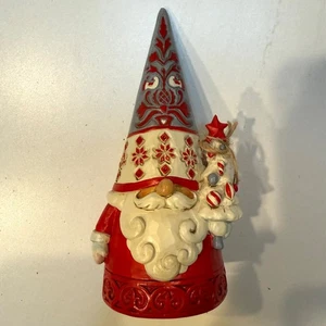 Gnomo Jim Shore. “Tomte Tidings” 6” de alto. NUEVO SIN ETIQUETAS.  6009499.  2021 - Imagen 1 de 5