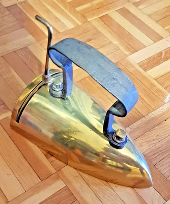 Ferro da Stiro in ottone con riscaldamento a carbonella - Soprammobile Vintage - Immagine 1 di 3