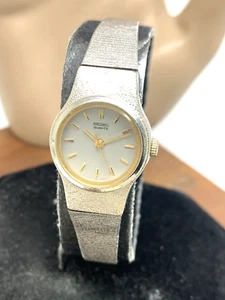 Reloj para mujer Seiko 8Y21-0019 vintage cuarzo oro plata esfera acero pequeño 20 mm - Imagen 1 de 13