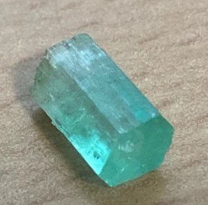Piedras naturales extraídas de tierra de buena calidad esmeralda áspera facetada - 1,5 a 2 quilates - Imagen 1 de 14