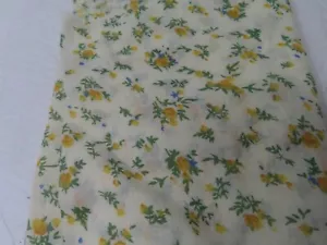 Resto di tessuto vintage 32" x 44" giallo verde stampa floreale - Foto 1 di 2