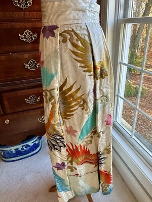 Falda formal vintage de seda y bordada hecha de un kimono de boda japonés Foto 1 de 4