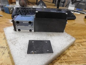 Bosch Mode1: 0 811 404 036  Hydraulic Valve with Bosch 0 831 006003 - Picture 1 of 3