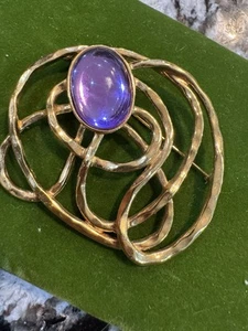 Broche prendedor vintage Avon tela dorada 1992 modernista púrpura cabujón remolino abstracto - Imagen 1 de 5