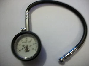  FMR 011-6045 ANALOG TIRE PRESSURE GAUGE 0-60 PSI,BLEADER BUTTON IMPACT REST. - Picture 1 of 3