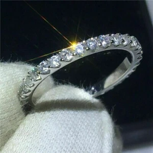 Alianza de boda de eternidad de diamantes simulados de corte redondo de 1,00 quilates enchapada en oro blanco de 14 quilates - Imagen 1 de 8