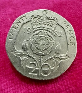 **Genuine & Extremely Rare** 1982 20p Coin. Original First Year Mint. QEII. - Picture 1 of 2