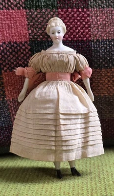 MUÑECA PARIAN ANTIGUA CASA DE MUÑECAS con MOÑO DE PEINADO DE LUJO EN LA PARTE POSTERIOR Foto 1 de 4