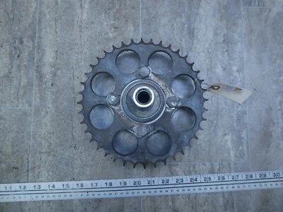 1972 Yamaha R5 250 R5C Y478-2) rear wheel sprocket and carrier - Imagem 1 de 4