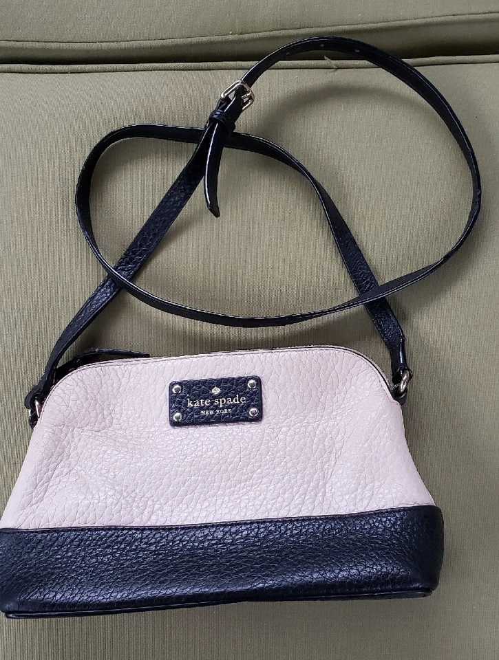 Bandolera Kate Spade Cuero Guijarro Negro y Tostado con Tachuelas Cuero Logo Etiqueta Foto 1 de 4