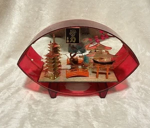 Specchio espositore vintage giapponese rosso lucite diorama 11"x8" - rotto per ricambi - Foto 1 di 13