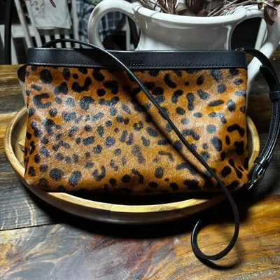 Bandolera de cuero con estampado de leopardo fósil pelo de becerro Foto 1 de 4