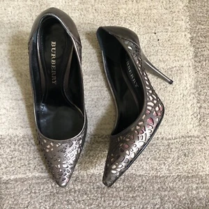 Burberry Metallic Laser Cut Pump SZ 38.5 Nova Check Print Pointed - Picture 1 of 9