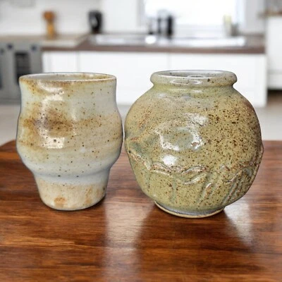 Juego de 2 jarrones de gres hechos a mano MCM de colección firmados arte de cerámica de mediados de siglo Foto 1 de 4