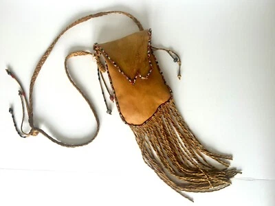 Bolsa de medicina grande con cuentas de piel de ciervo, Plains Nation, vintage, mediados del siglo XX Foto 1 de 4