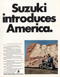 Pubblicità Stampa Vintage Suzuki 1972: Introduce America Mt Rushmore - Foto 1 di 1