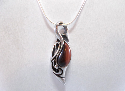 VETEMENTS Collana catena serpente occhio di tigre rosso modernista design astratto acciaio inox