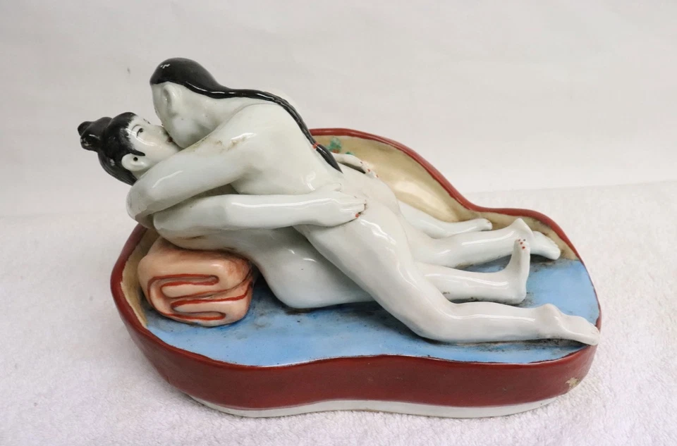Antigua figura erótica china de porcelana de Wucai del siglo XIX masculina y femenina Foto 1 de 4