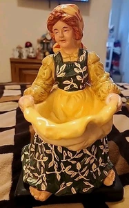 BLUE SKY Clayworks contadina donna piedi grandi edera portacandele paese 9" raro K - Foto 1 di 8