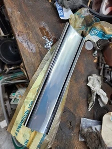 Chevrolet Suburban 1985-86 nuevo en stock moldura lateral 15596945 - Imagen 1 de 3