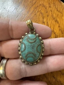 Hermoso colgante bohemio tibetano vintage de latón con piedras verdes - Imagen 1 de 14